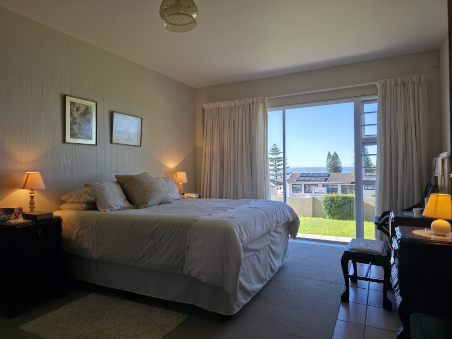 7 Bedroom Property for Sale in Wavecrest Eastern Cape